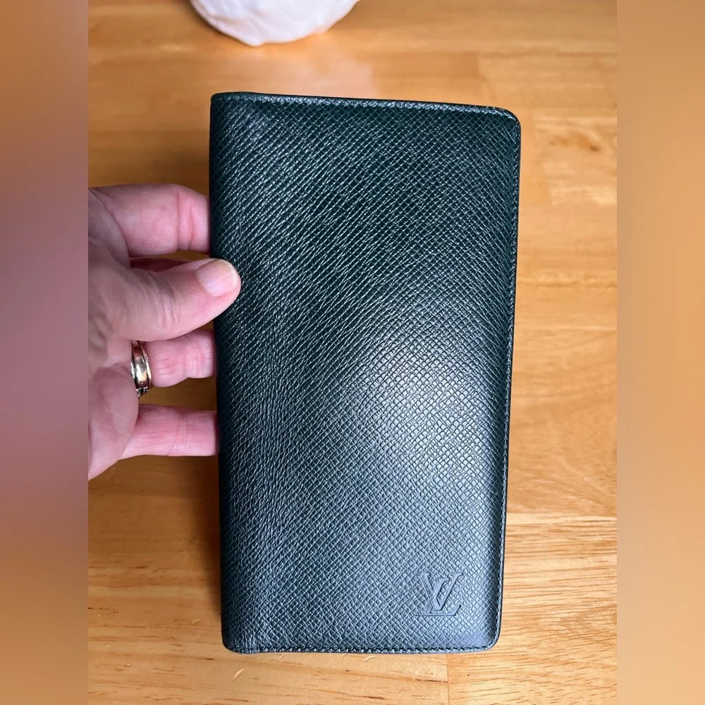 Louis Vuitton Taiga Porte Valeurs Cartes Dark Green Leather Wallet code V11918